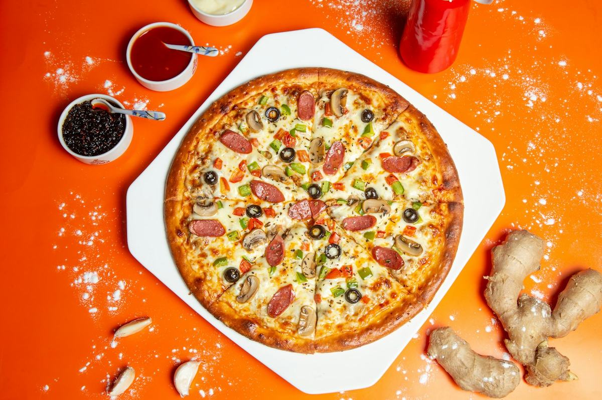 Pizza colorata appena sfornata
