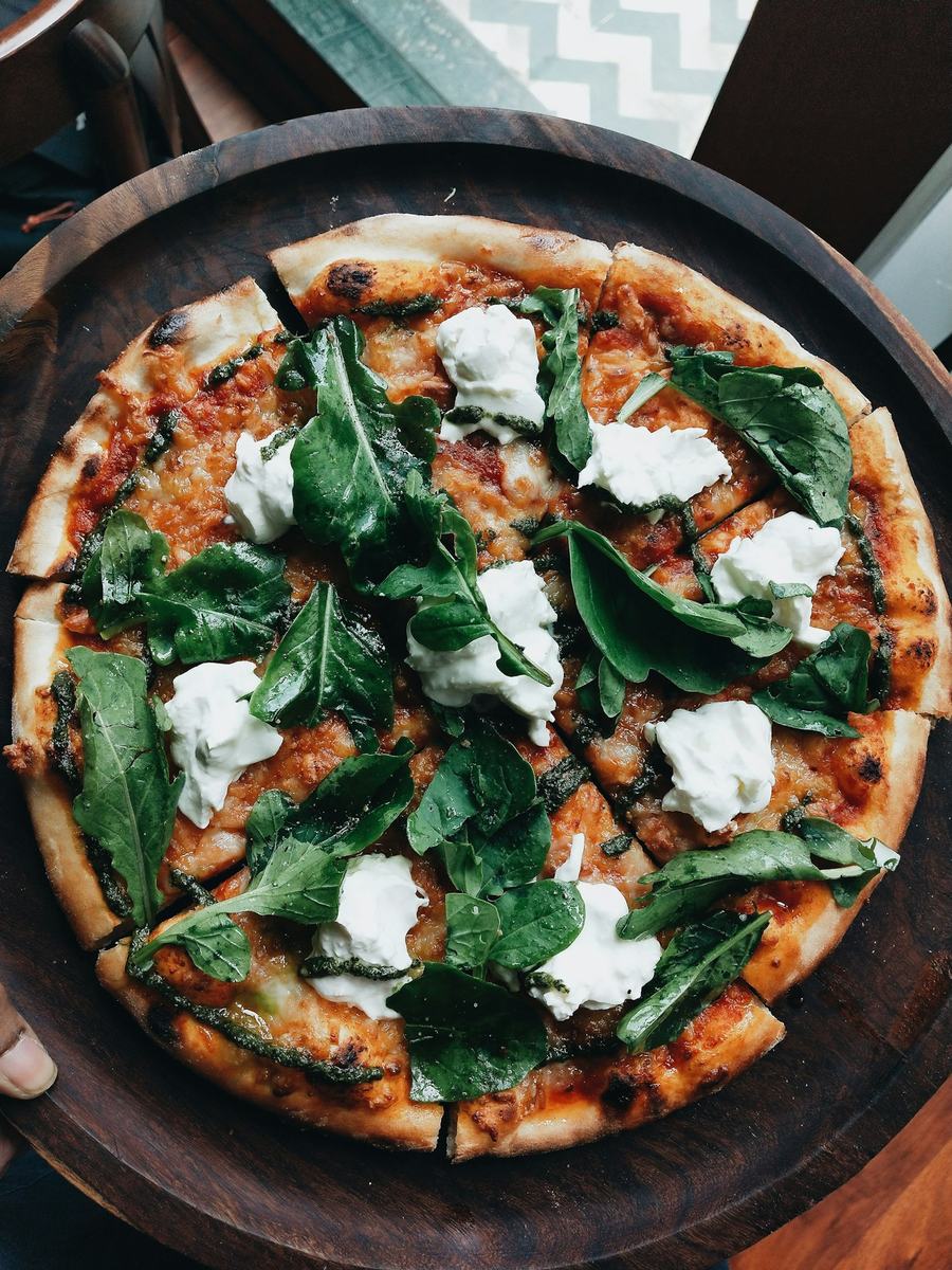 Pizza speciale con verdure e formaggio